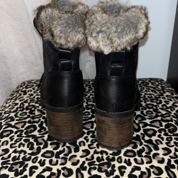 Steve Madden Black Booties With Faux Fur Ankle & Chunky Soles Distressed Look - Picture 3 of 10
